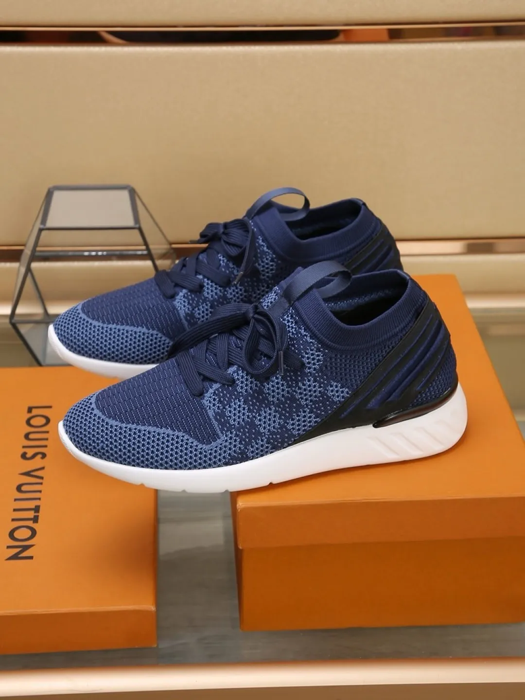 Men's shoes 💰P420💰"LOUI* VUITTO*" latest popular men's casual shoes ✔️This model is made of the original breathable fly woven fabric. The real thing is super shiny⚡️ Fashionable and versatile. The toe last shape is firm and full. The soles are LV original molds and can be put in and out at will. It is light and comfortable for the foot~Purely handmade, details determine the quality! Size:38-44